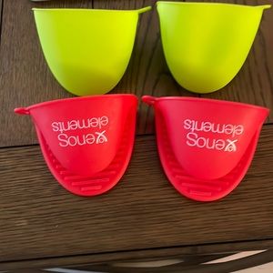 Zenos silicone pot holders. 2 pairs. One red one green